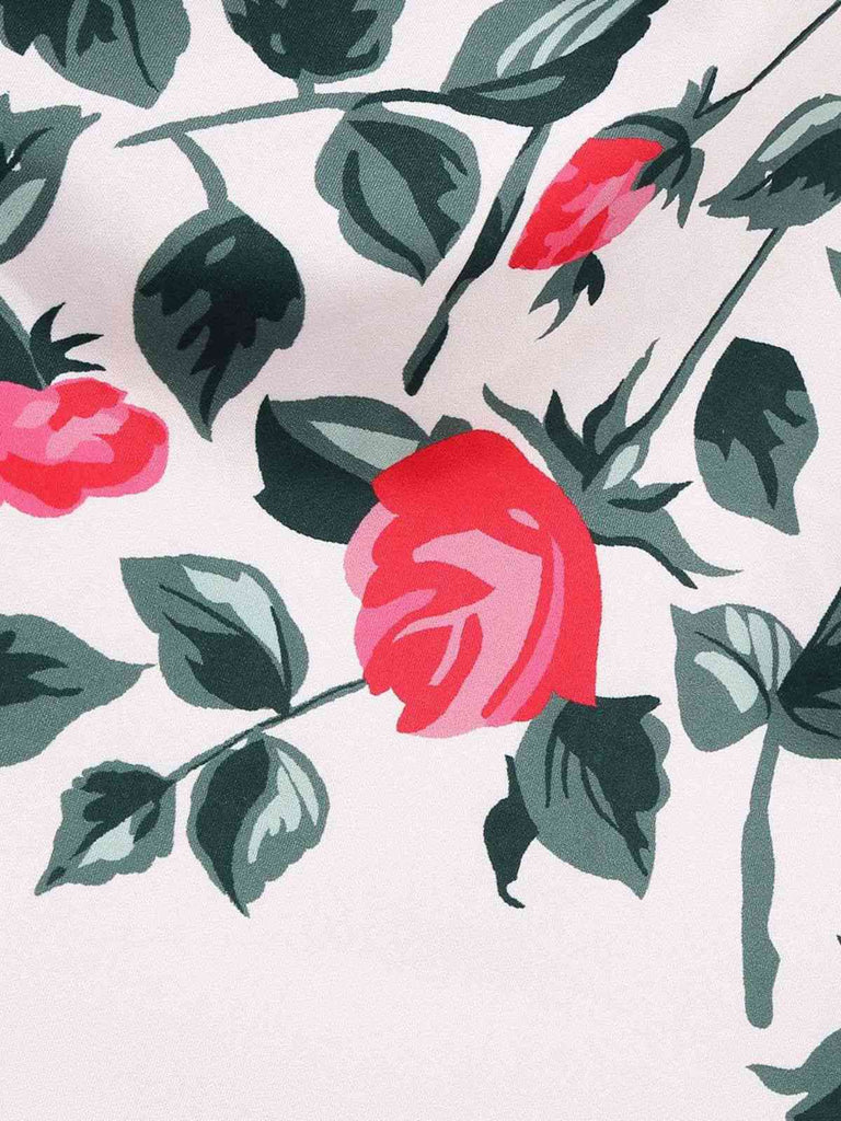 Blumenmuster mit rosa und roten Rosen auf hellem Hintergrund