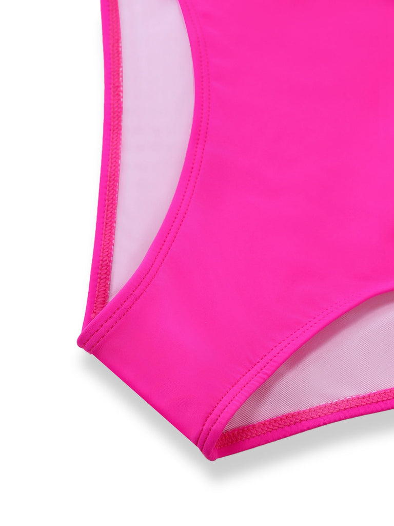 Nahaufnahme eines leuchtend pinkfarbenen Badeanzug-Oberteils mit weißen Netzeinsätzen vor weißem Hintergrund