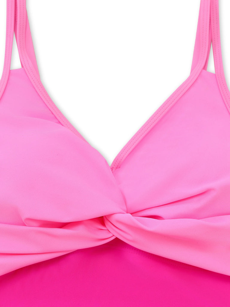 Nahaufnahme eines pinkfarbenen Bikini-Oberteils vor weißem Hintergrund