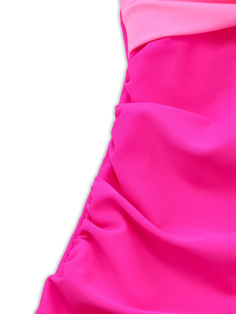 Nahaufnahme von leuchtend pinkfarbenem Stoff auf weißem Hintergrund
