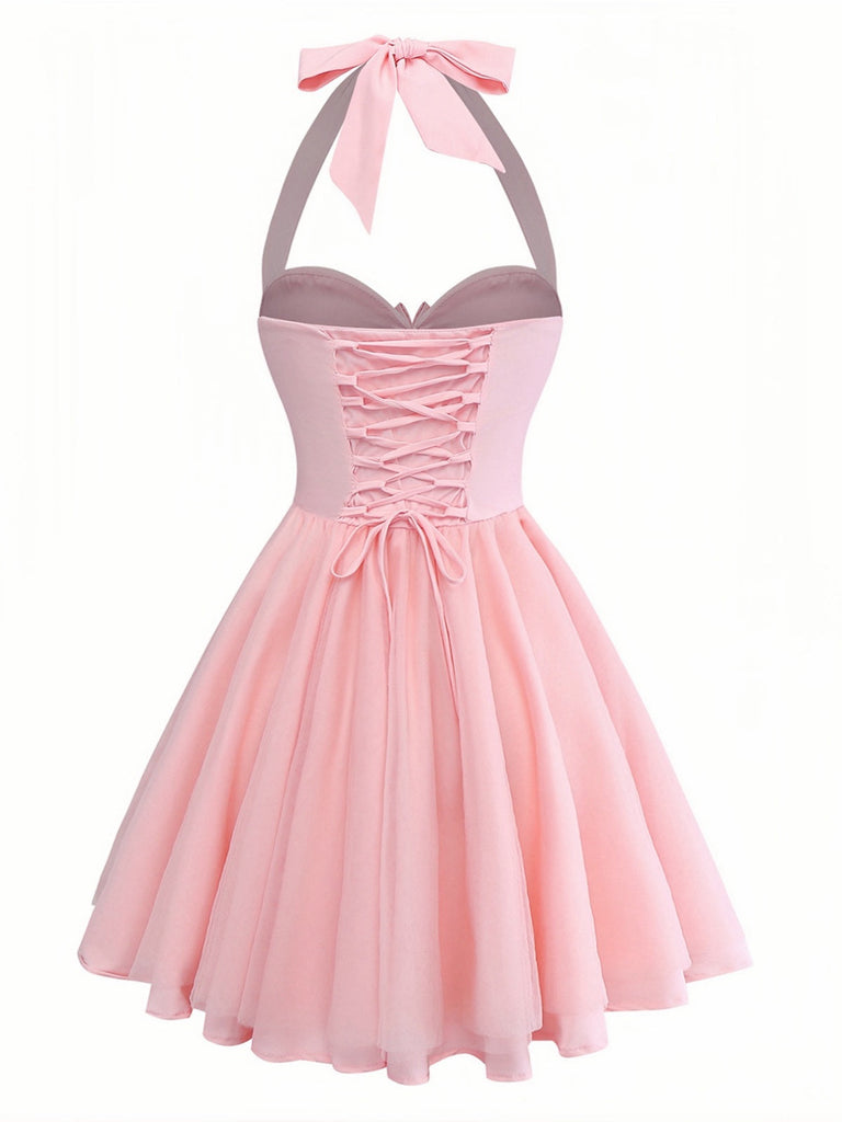 Rosa Kleid mit Schleifendetail auf weißem Hintergrund