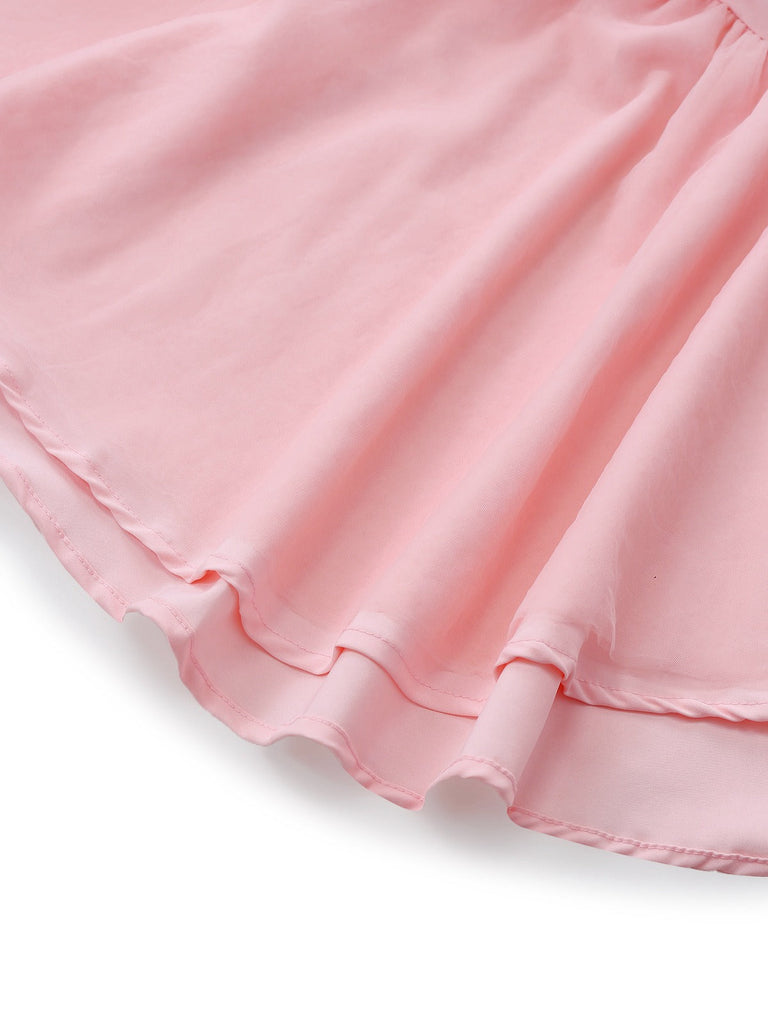 Nahaufnahme eines rosa Rocks mit weicher Textur vor hellgrauem Hintergrund