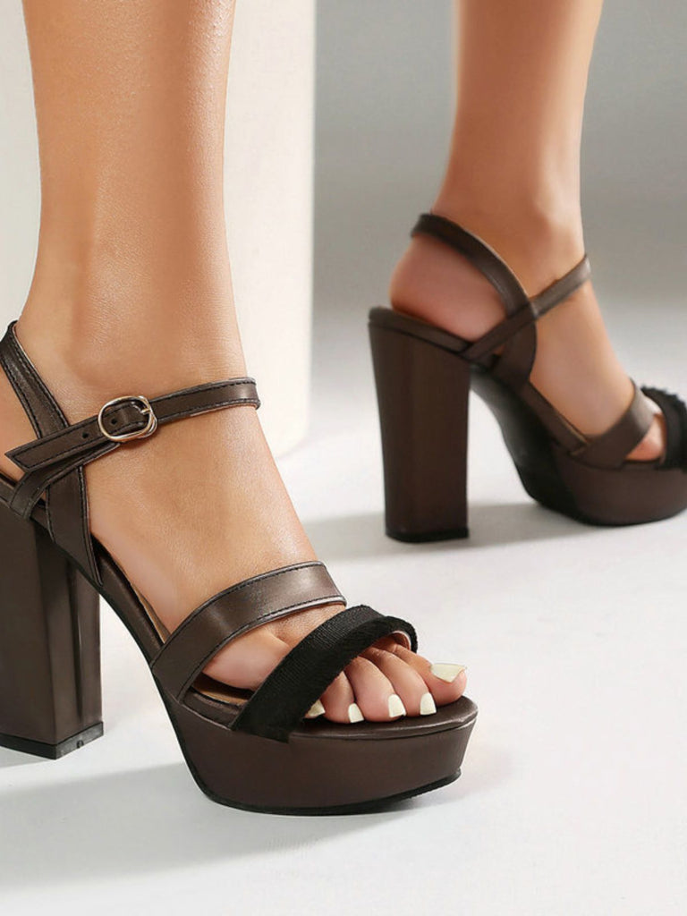 Lila Sandalen mit Knöchelriemen, Blockabsatz und Zehen