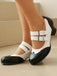 Schuhe mit Spitz und Schnalle