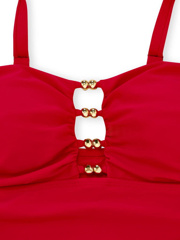 Roter Badeanzug im Stil der 1950er Jahre mit Raffungen, Cut-outs und Bauchkontrolle – Nahaufnahme der Brust