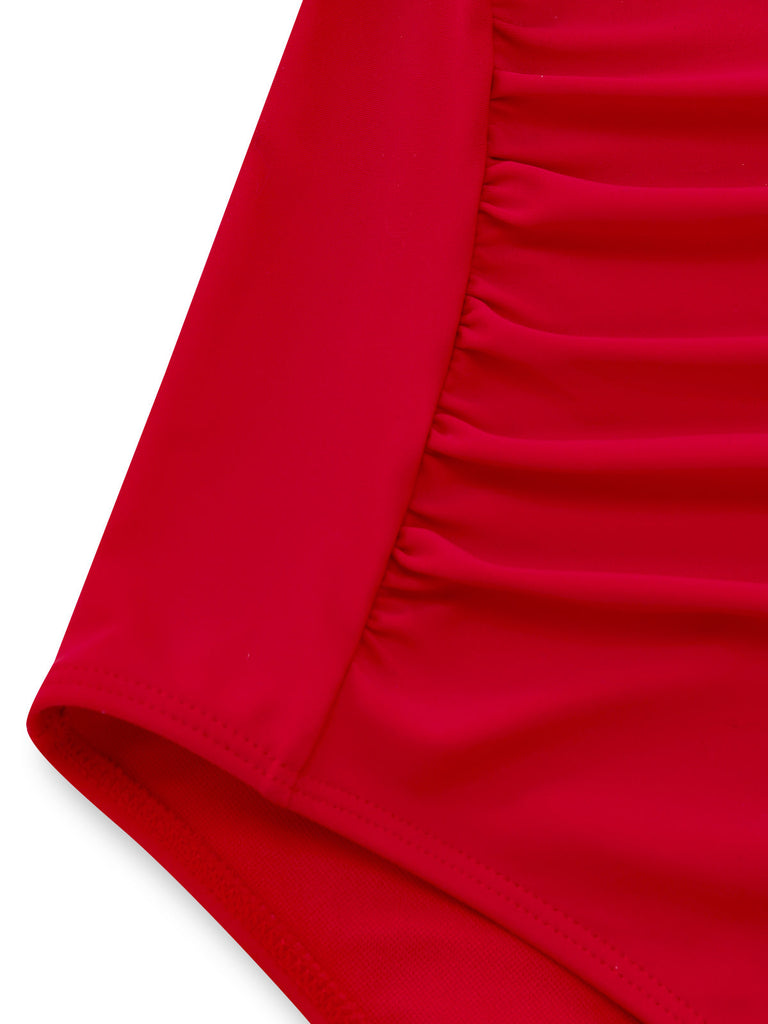 Roter Badeanzug im Stil der 1950er Jahre mit Raffungen, Cut-outs und Bauchkontrolle (Nahaufnahme der Raffungen)
