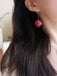 Ohrringe mit Kirschblüten-Anhänger in Rot – Vintage-Mode, Retro-Stil, elegantes Rot