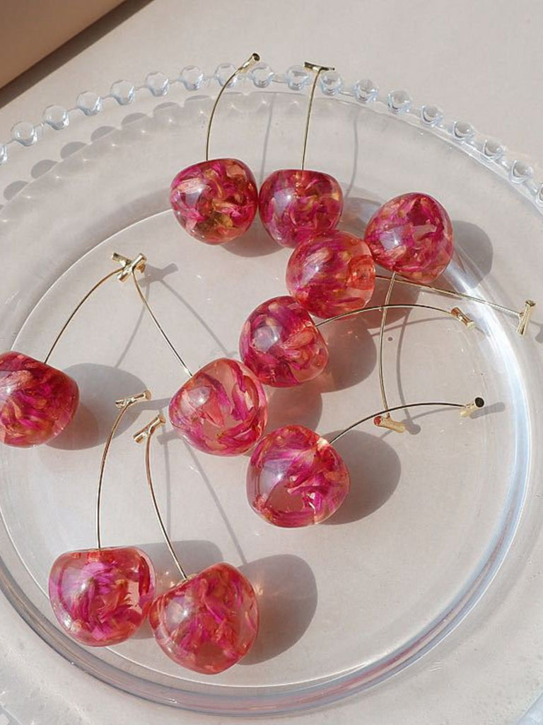 Ohrringe mit Kirschblüten-Anhänger in Rot – Vintage-Mode, Retro-Stil, elegantes Rot