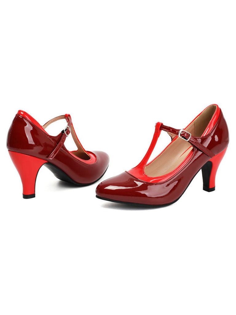 Ein Paar rote High Heels mit Riemen vor weißem Hintergrund