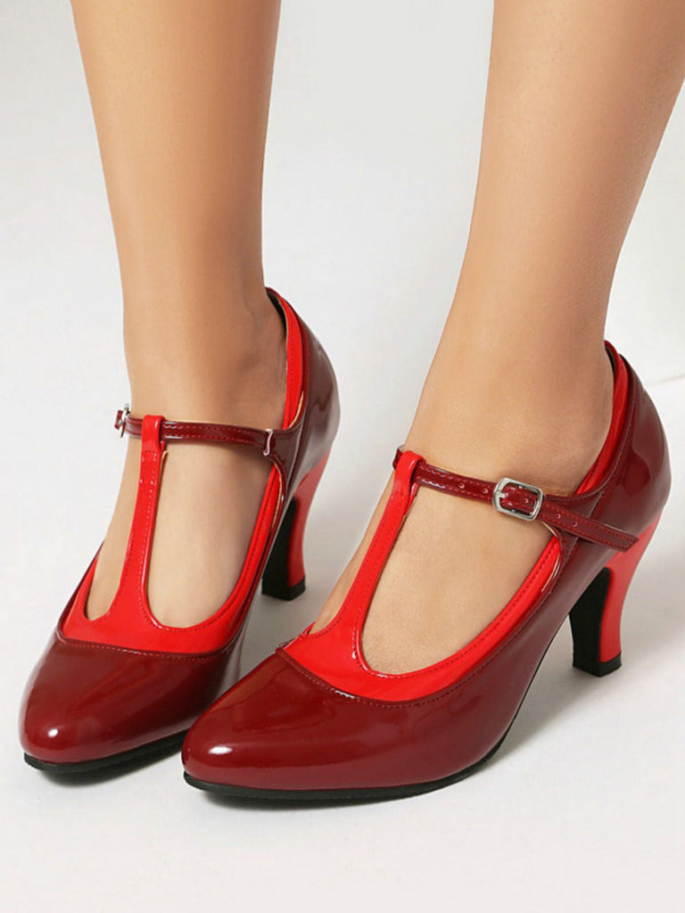 Rote High Heels mit T-Riemen auf weißem Hintergrund