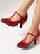 Rote High Heels mit Riemen auf weißem Hintergrund