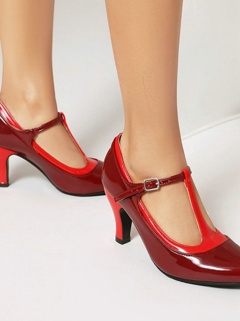 Rote High Heels mit Riemen auf weißem Hintergrund