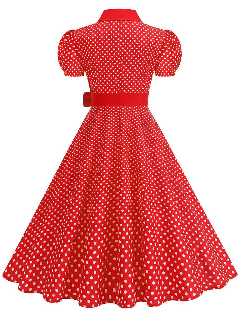 Vintage-Swingkleid mit Polka-Dots, Gürtel und Hemdkragen im klassischen Retro-Stil der 1950er Jahre.
