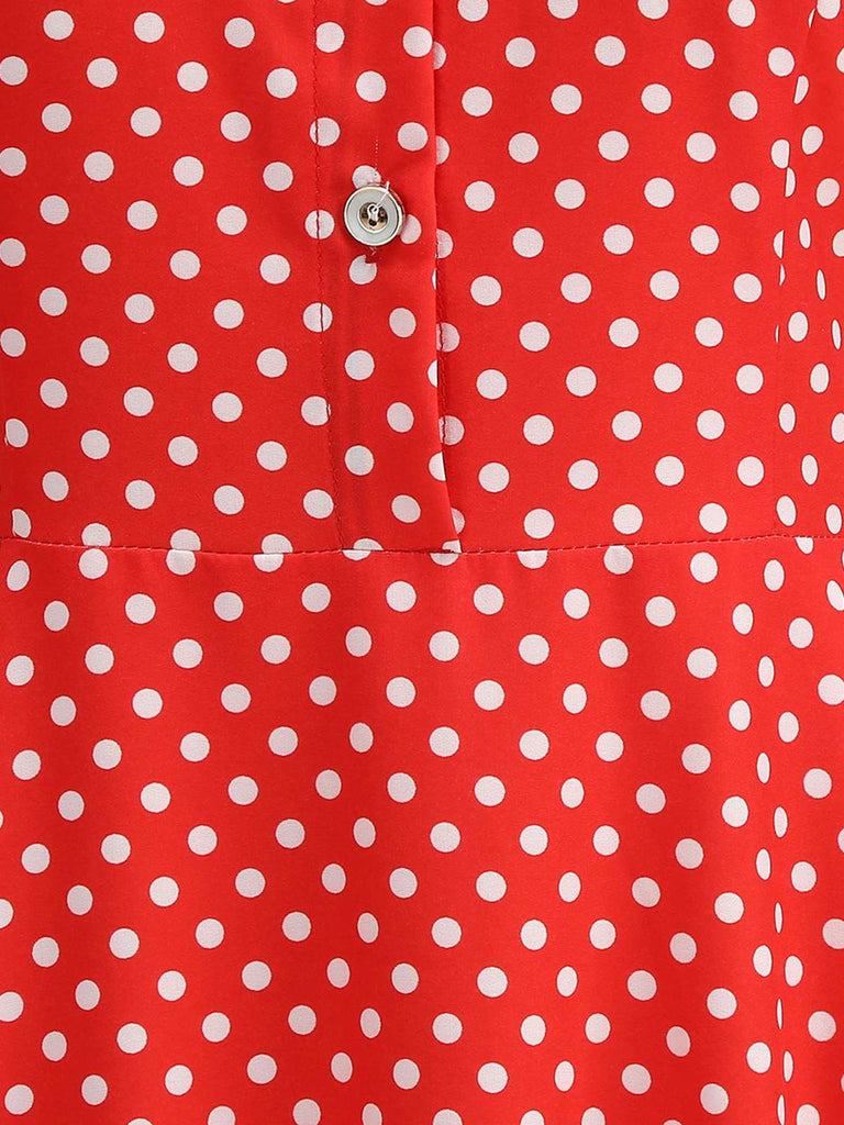 Vintage-Swingkleid mit Polka-Dots, Gürtel und Hemdkragen im klassischen Retro-Stil der 1950er Jahre.