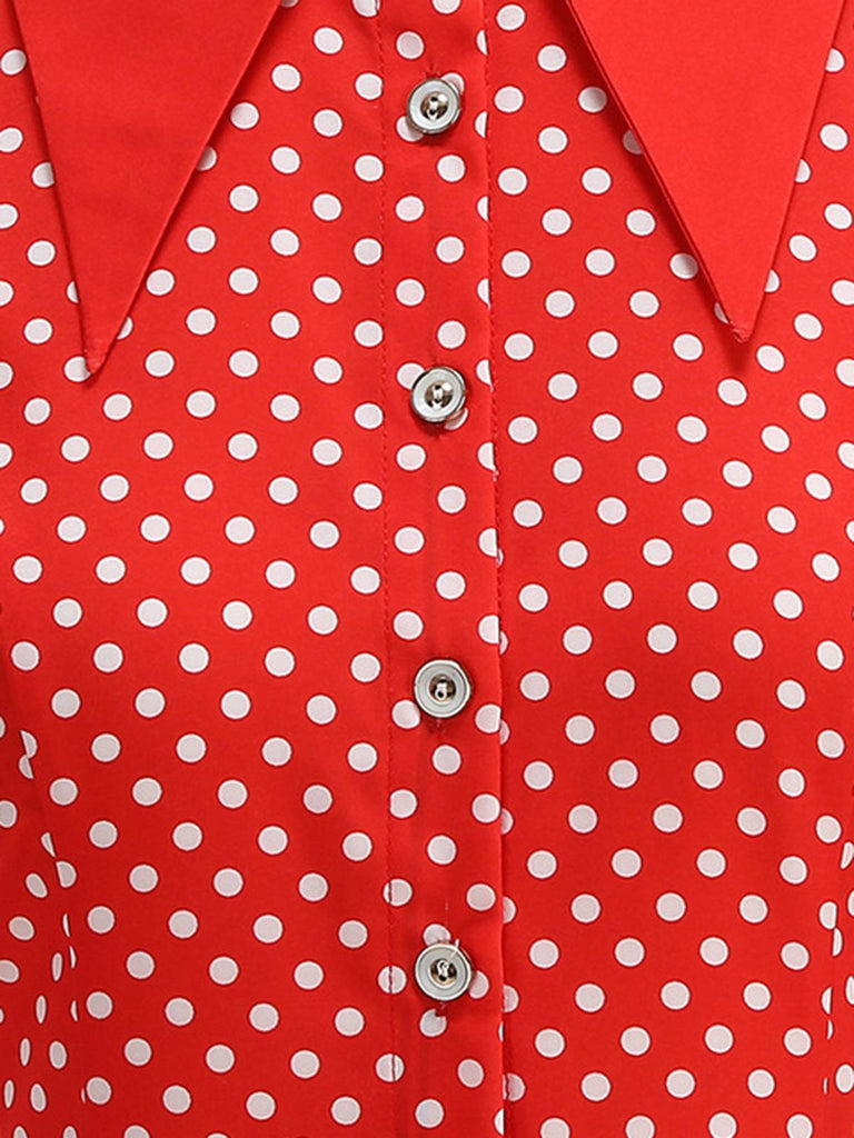 Vintage-Swingkleid mit Polka-Dots, Gürtel und Hemdkragen im klassischen Retro-Stil der 1950er Jahre.