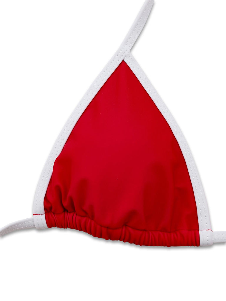 Rotes Bikini-Oberteil mit weißen Trägern auf weißem Hintergrund