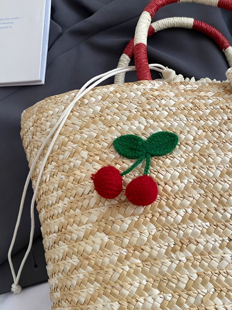 Retro-Strohtasche mit Kirschapplikation, Schleife und Kordelzug – Vintage-Mode, Retro-Stil