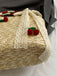 Retro-Strohtasche mit Kirschapplikation, Schleife und Kordelzug – Vintage-Mode, Retro-Stil