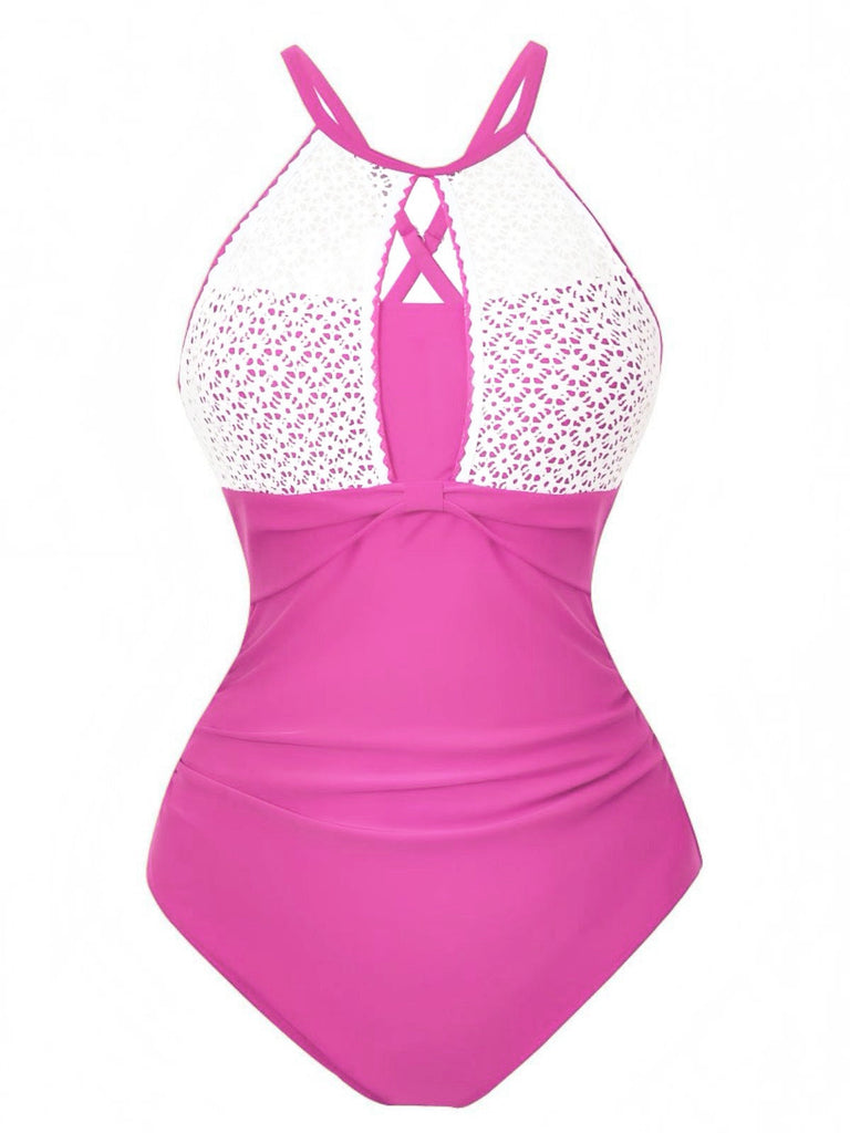Rosa-weißer Badeanzug mit Spitzendetails auf weißem Hintergrund