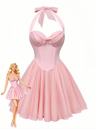 Rosa Kleid mit Schleifendetail auf weißem Hintergrund