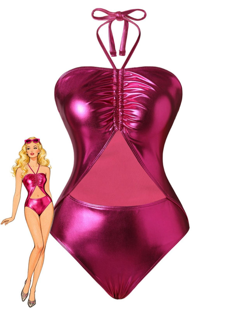 Metallic-pinker Badeanzug mit passender Barbie-Puppe auf weißem Hintergrund