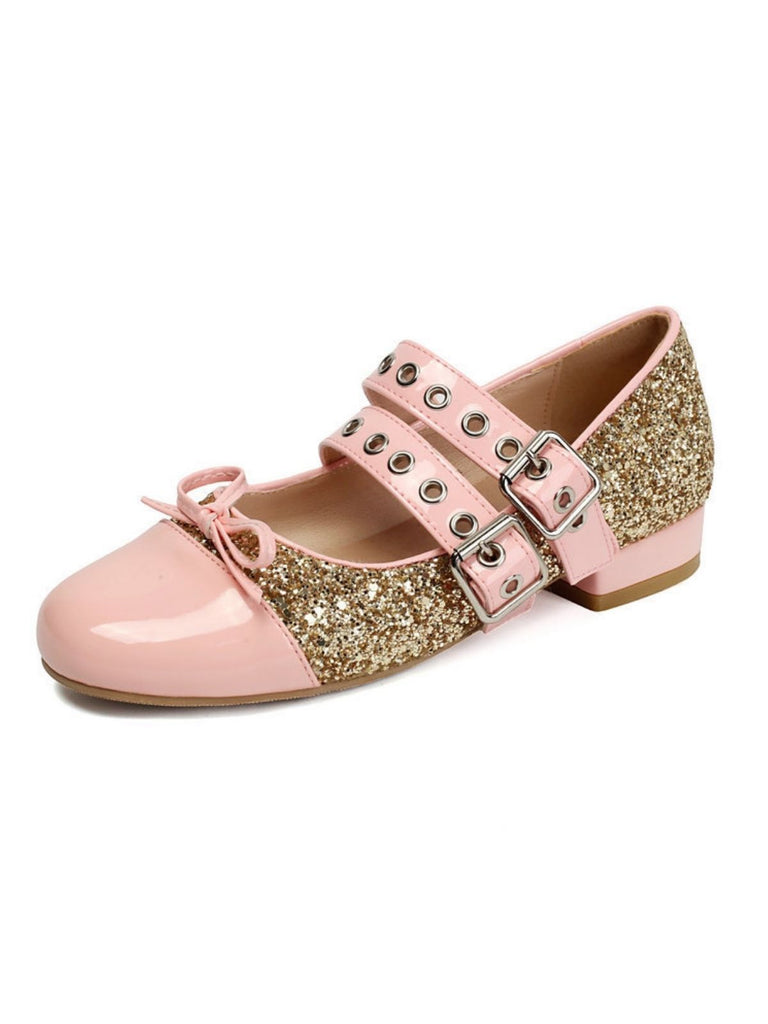 Pinkfarbener und goldener Glitzerschuh mit Schleife auf weißem Hintergrund