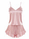 Ein zweiteiliges Pyjama-Set aus seidigem Satin in einem zarten Rosaton, bestehend aus einem schlichten Camisole-Top mit V-Ausschnitt und passenden Shorts mit Rüschensaum.