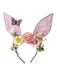 Verspieltes, rosafarbenes Fairycore-Haarband mit transparenten Hasenohren, Seidenblumen und einem lila Schmetterlingsakzent.