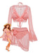Ein pinkfarbenes 3-teiliges Bademodenset bestehend aus einem Triangel-Bikini-Oberteil, einem hochgeschnittenen Höschen und einem passenden Strandkleid mit Glockenärmeln aus Spitze.