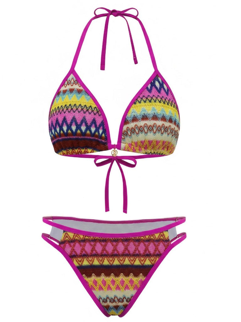 Retro-Bikini im Boho-Stil der 70er Jahre mit geometrischem Strickmuster, verstellbarem Neckholder-Oberteil und passendem Höschen – ideal für einen Vintage-inspirierten Look auf Musikfestivals oder in Strandresorts.