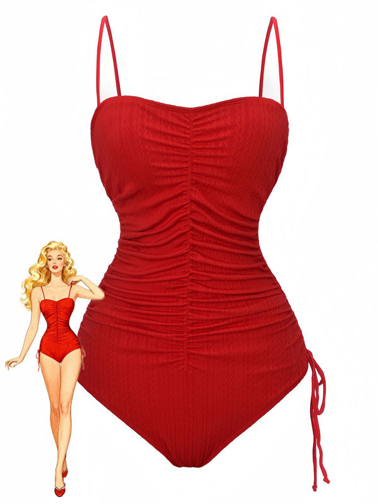 Roter Badeanzug mit Raffdesign auf weißem Hintergrund