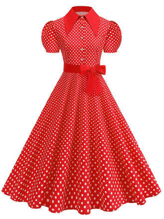 Vintage-Swingkleid mit Polka-Dots, Gürtel und Hemdkragen im klassischen Retro-Stil der 1950er Jahre.