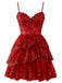 Ein leuchtend rotes Minikleid mit herzförmigem Ausschnitt, aufwendigen Spitzenapplikationen am Oberteil und einem voluminösen, gestuften Tüllrock.