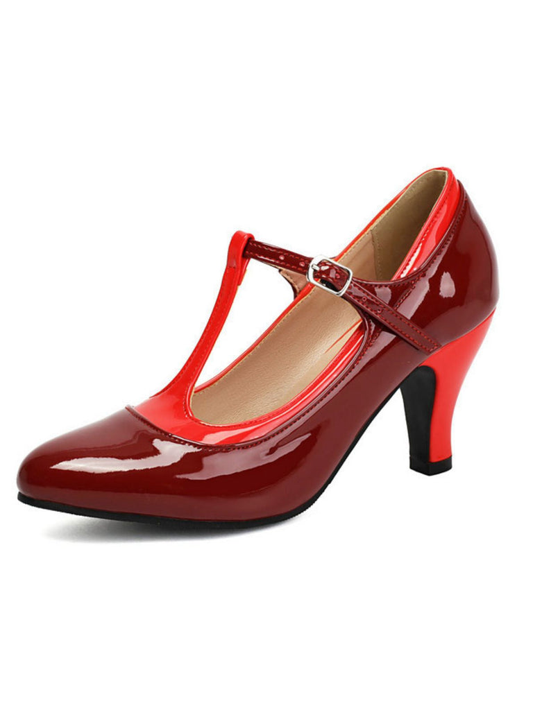 Roter High Heel mit T-Riemen auf weißem Hintergrund