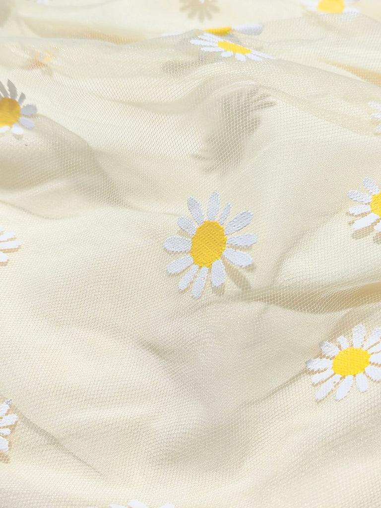 Hellgelbes 1950er Gänseblümchen besticktes gesmoktes Tüll Midikleid