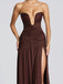 Trägerloses 70er Maxikleid mit tiefem V-Ausschnitt, Raffung und hohem Schlitz