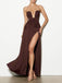 Trägerloses 70er Maxikleid mit tiefem V-Ausschnitt, Raffung und hohem Schlitz