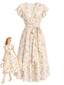[Vorverkauf] Creme-Gelbes 50er Wickelkleid mit Blümchenprint und Flügelärmeln