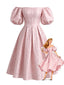 Rosa 50er schulterfreies Jacquardkleid mit Puffärmeln