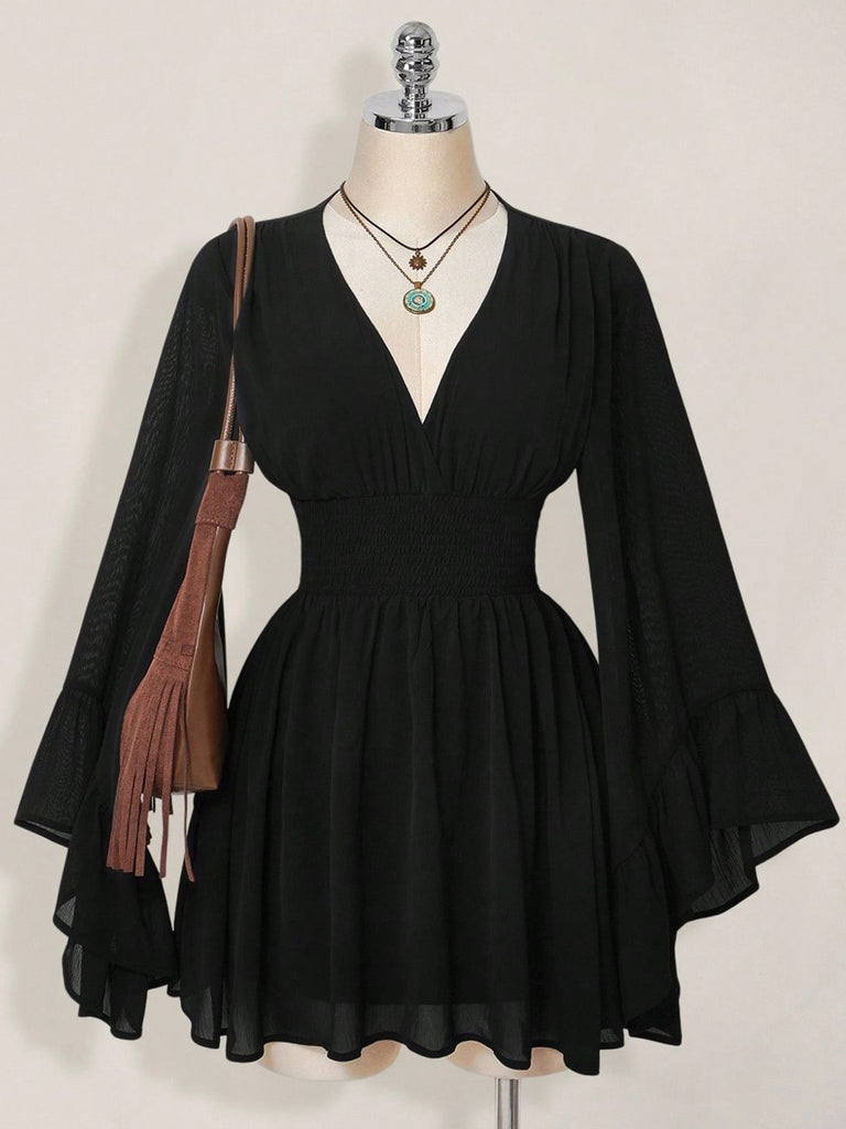 Schwarzes 30er Chiffon-Minikleid mit V-Ausschnitt und Smok