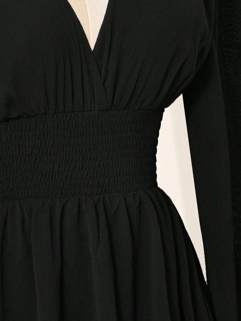 Schwarzes 30er Chiffon-Minikleid mit V-Ausschnitt und Smok