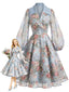 [Vorverkauf] Blaues 50er Blumen-Wickelkleid mit transparenten Ärmeln