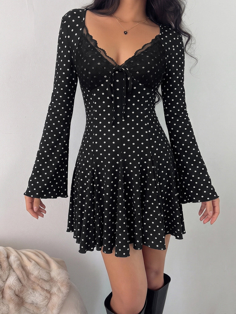Schwarzes 60er Rippkleid mit Spitzen-V-Ausschnitt und Glockenärmeln