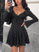 Schwarzes 60er Rippkleid mit Spitzen-V-Ausschnitt und Glockenärmeln