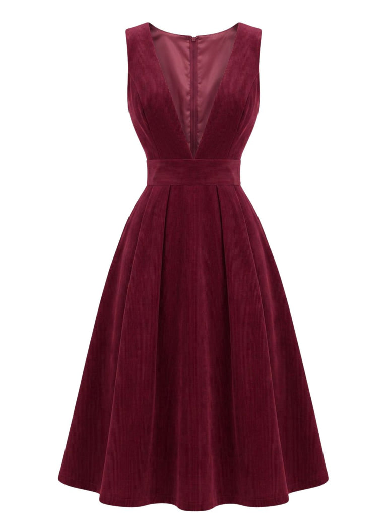 Bordeauxrotes 50er Cord-Pinaforekleid mit tiefem V-Ausschnitt