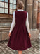 Bordeauxrotes 50er Cord-Pinaforekleid mit tiefem V-Ausschnitt