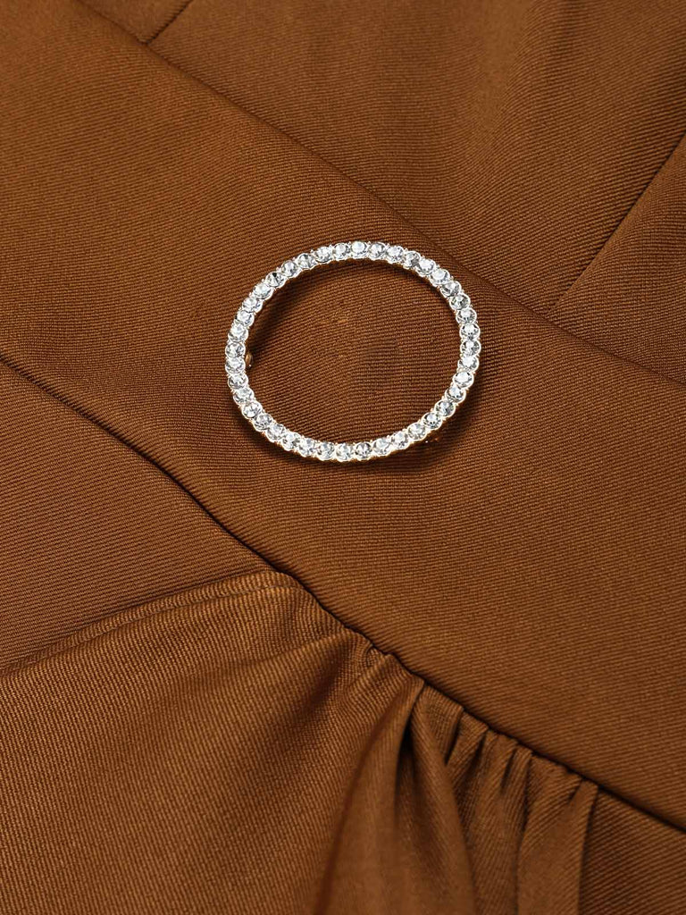 Braunes 30er Kleid mit Spitzen-V-Ausschnitt und Rüschen