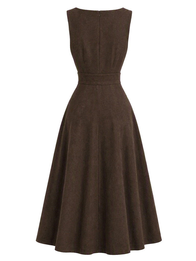Braunes 70er Trägerkleid mit Zierknöpfen und Taschen