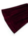 Weinrotes 50er Samtkleid mit Glockenärmeln und weißem V-Kragen