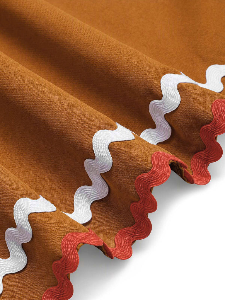 Hellbraunes 50er Weihnachtskleid mit Lebkuchenmännchen-Schürze